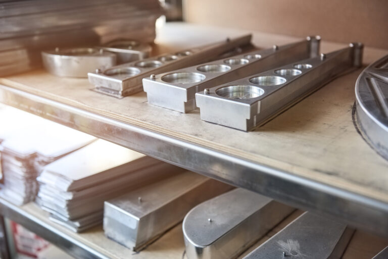 Präzise CNC-Frästeile aus Aluminium und Stahl gefertigt von Dillenberger Feinmechanik in Bremen.