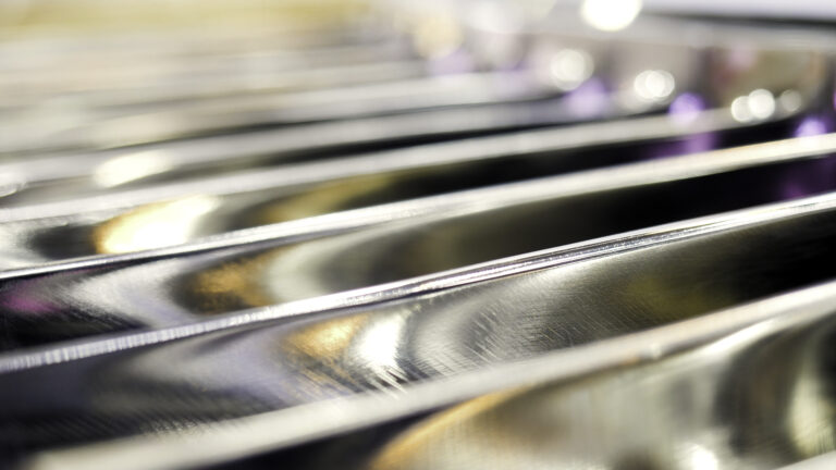 Nahaufnahme von präzise gefrästen Edelstahl-Oberflächen mit höchster Güte bei Dillenberger Feinmechanik in Bremen.