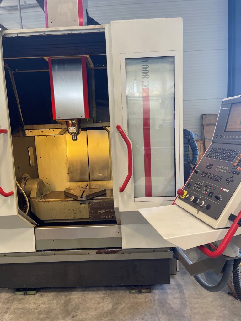 Nahaufnahme des Bedienpanels und des Arbeitsraums der Hermle C 800 U 5-Achs-CNC-Fräsmaschine bei Dillenberger Feinmechanik in Bremen.