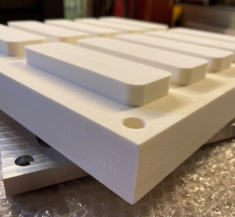 CNC-Fräsen von Hybrid-Werkstoffen aus Schaum und Aluminium bei Dillenberger Feinmechanik in Bremen.